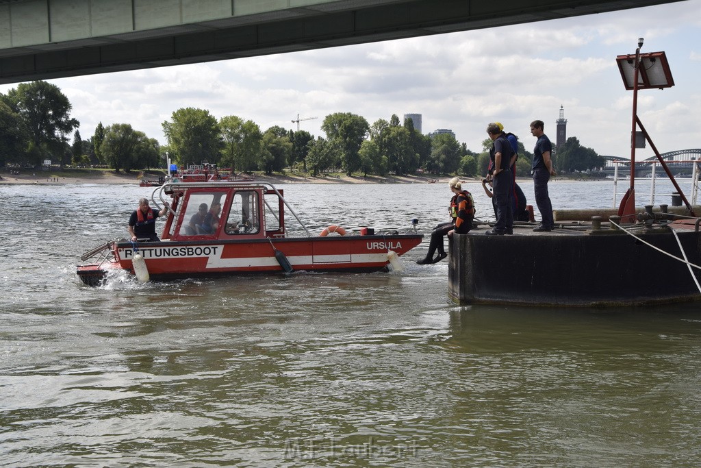 Uebung BF Taucher und Presse Koeln Zoobruecke Rhein P249.JPG - Miklos Laubert